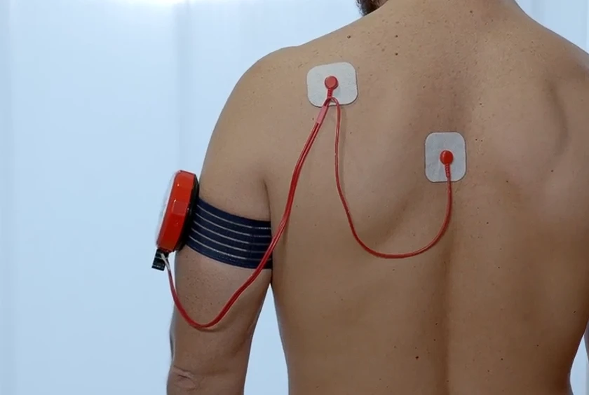 Shoulder Pacemaker eszköz a betegen mozgás közben
